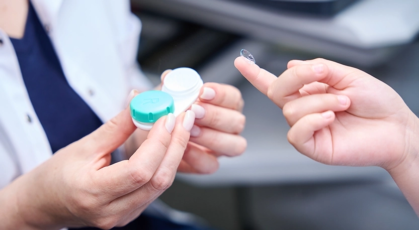 Yanlış 5: Lens Solüsyonunu Buzdolabında Saklamak Daha İyi Temizlik Sağlar